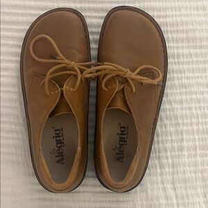 Alegria Women’s Tan Leather Oxfords